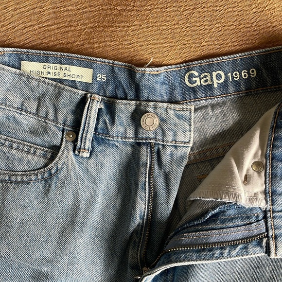 Gap High Waisted Light Wash Mom Jean Denim shorts - Picture 4 of 6